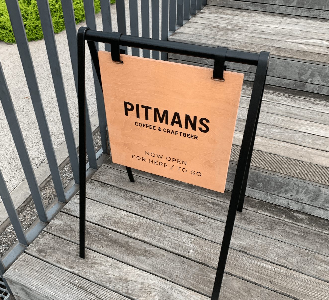 PITMANSの看板